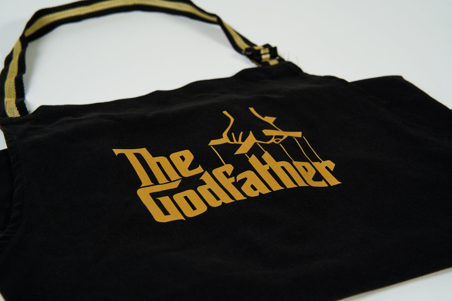 The Godfather Lisanslı Mutfak Önlüğü – Yaldız Baskılı, Ayarlanabilir Boyun Askılı, Ön Cepli